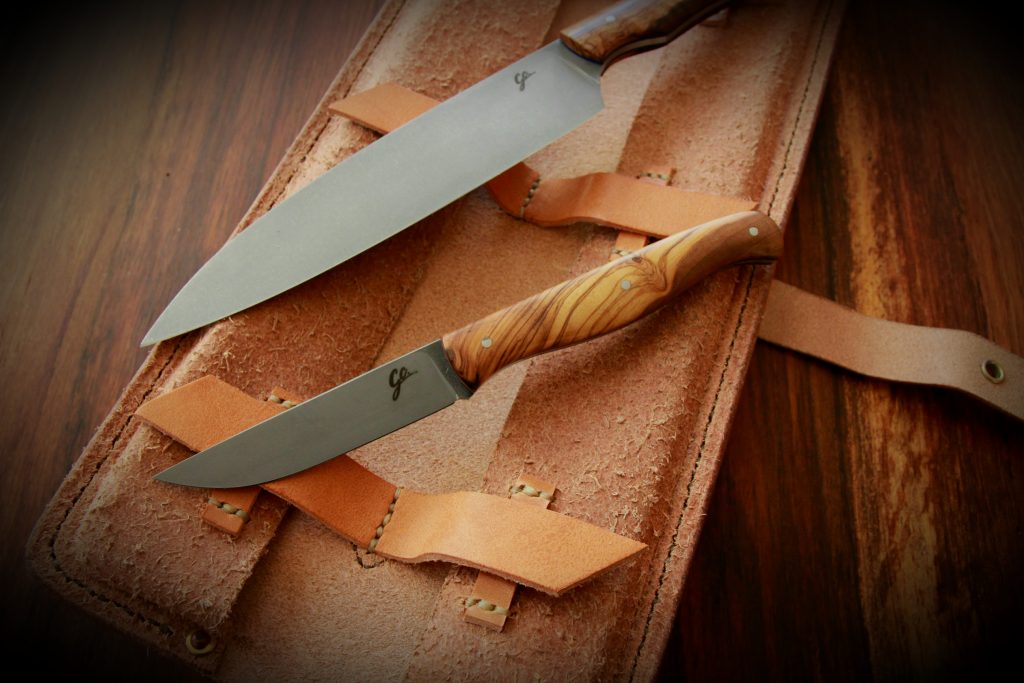 Couteaux de cuisine en set avec étui cuir réalisé par Gaëtan Cesteleyn