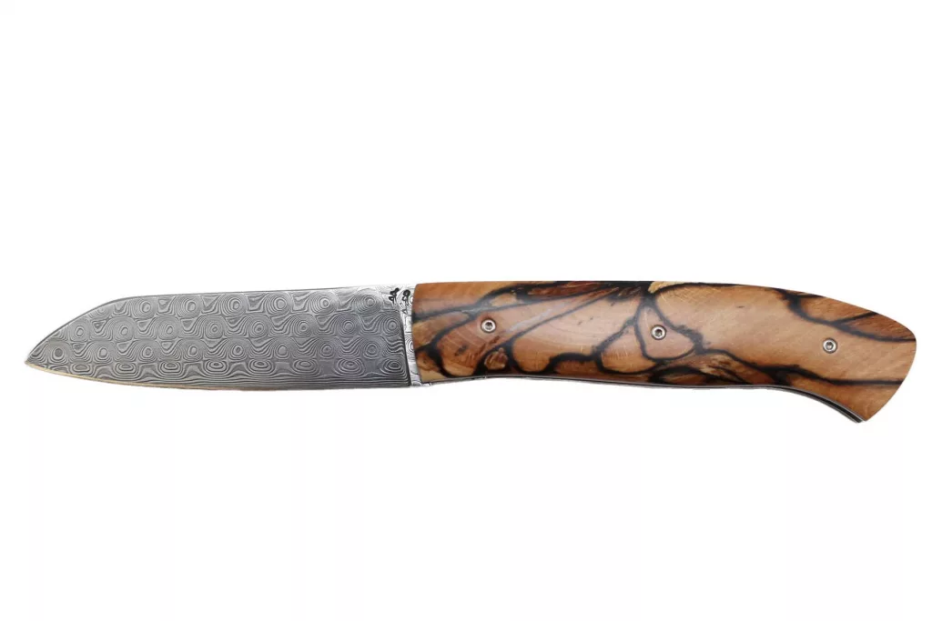 Couteau artisanal de Joël Grandjean avec un manche en hêtre échauffé et une lame en Damasteel rose
