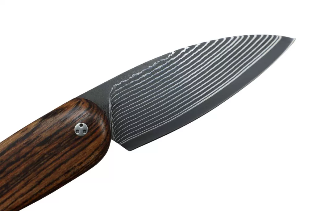Couteau pliant modèle cathare coutellerie Savignac, lame suminagashi damas et manche en bois de bocote